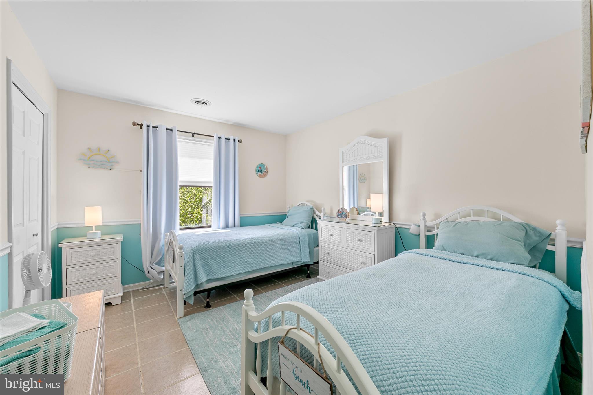 132 Jamestown Road, Unit 601 Ocean City, MD 21842 - Photo 21 of 37 a bedroom with double bed and a window