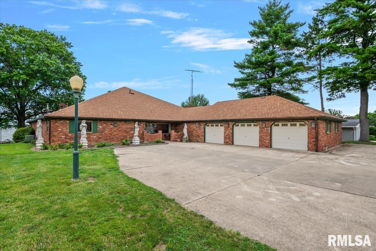 1013 East Lake Shore Drive Springfield, IL 62712 - Photo 2 of 82