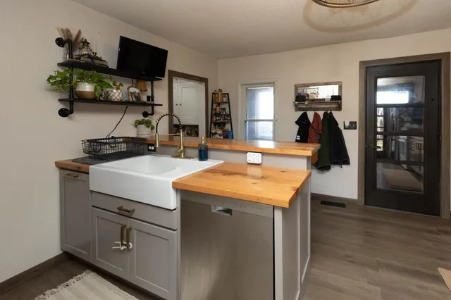 $250,000 | 16121 County Road 4 Southeast, Lake Lillian, MN 56253