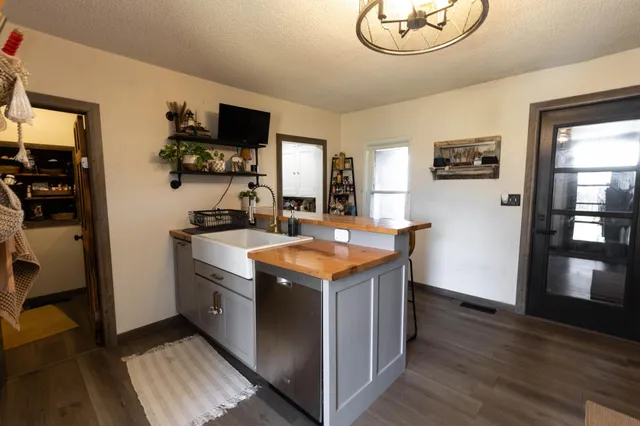 $250,000 | 16121 County Road 4 Southeast, Lake Lillian, MN 56253