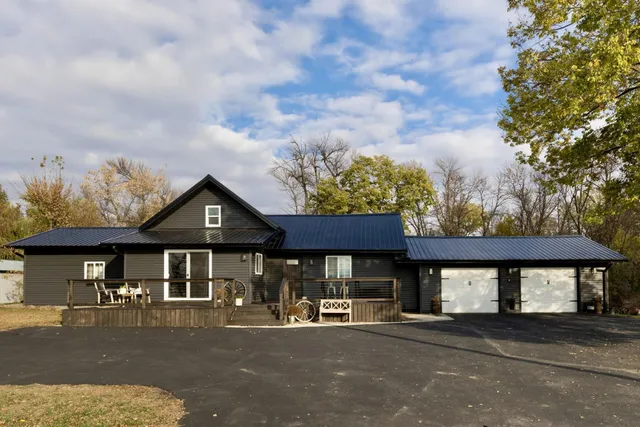 $250,000 | 16121 County Road 4 Southeast, Lake Lillian, MN 56253