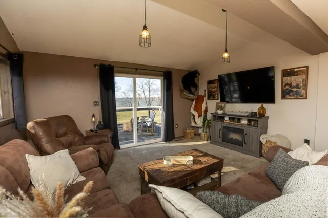 $250,000 | 16121 County Road 4 Southeast, Lake Lillian, MN 56253