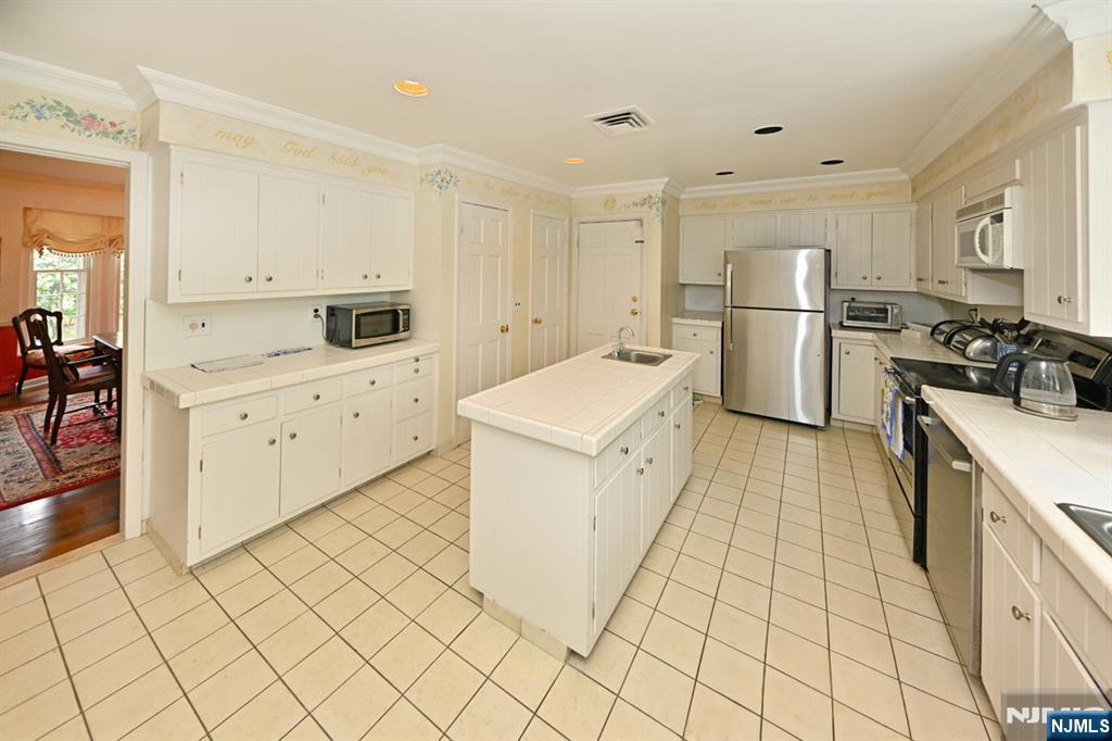 16 Knollwood Road Upper Saddle River, NJ 07458 - Photo 17 of 43