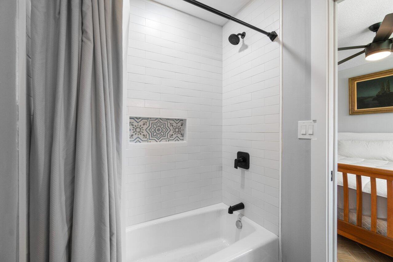 32 Northwest 12th Avenue Boca Raton, FL 33486 - Photo 14 of 27 Full Guest Bath