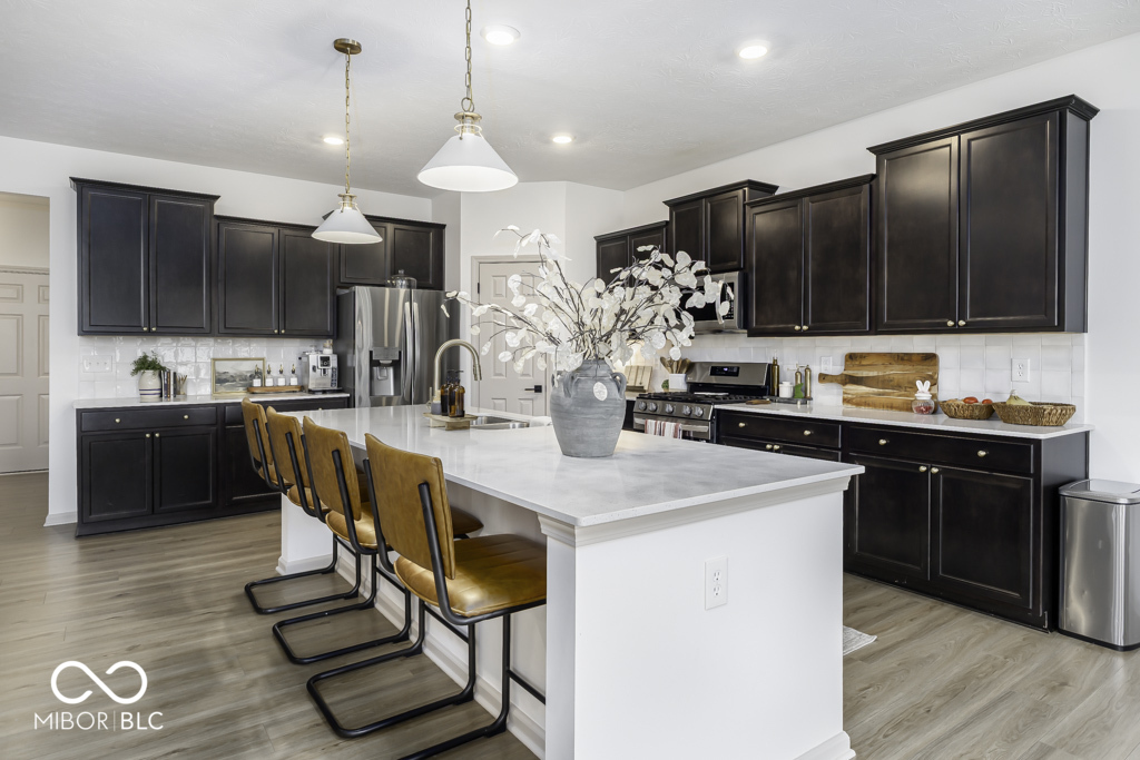 561 Riviera Place Greenwood, IN 46143 - Photo 3 of 23