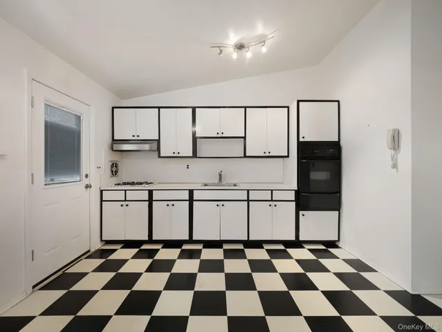 $954,000 | 6 Pennington Way, Spring Valley, NY 10977