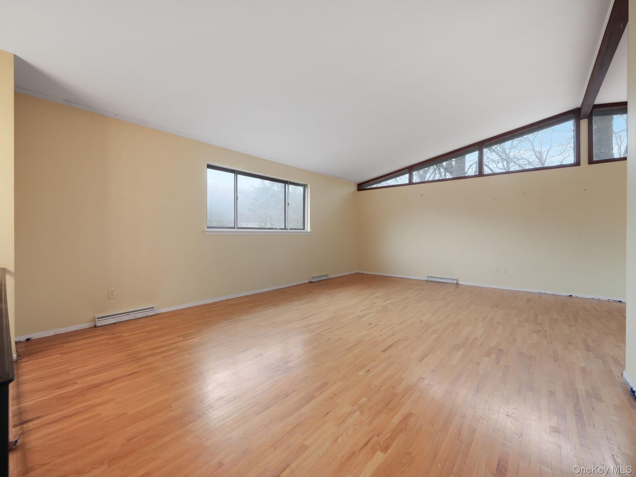 6 Pennington Way Spring Valley, NY 10977 - Photo 5 of 34 Vaulted ceiling