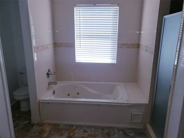 a view of entryway with a microwave