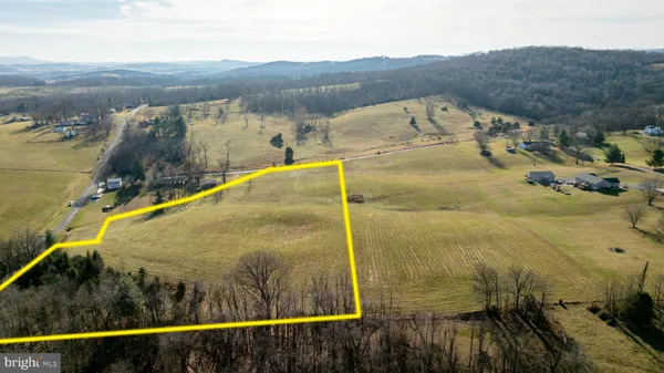 a view of residential houses with outdoor space