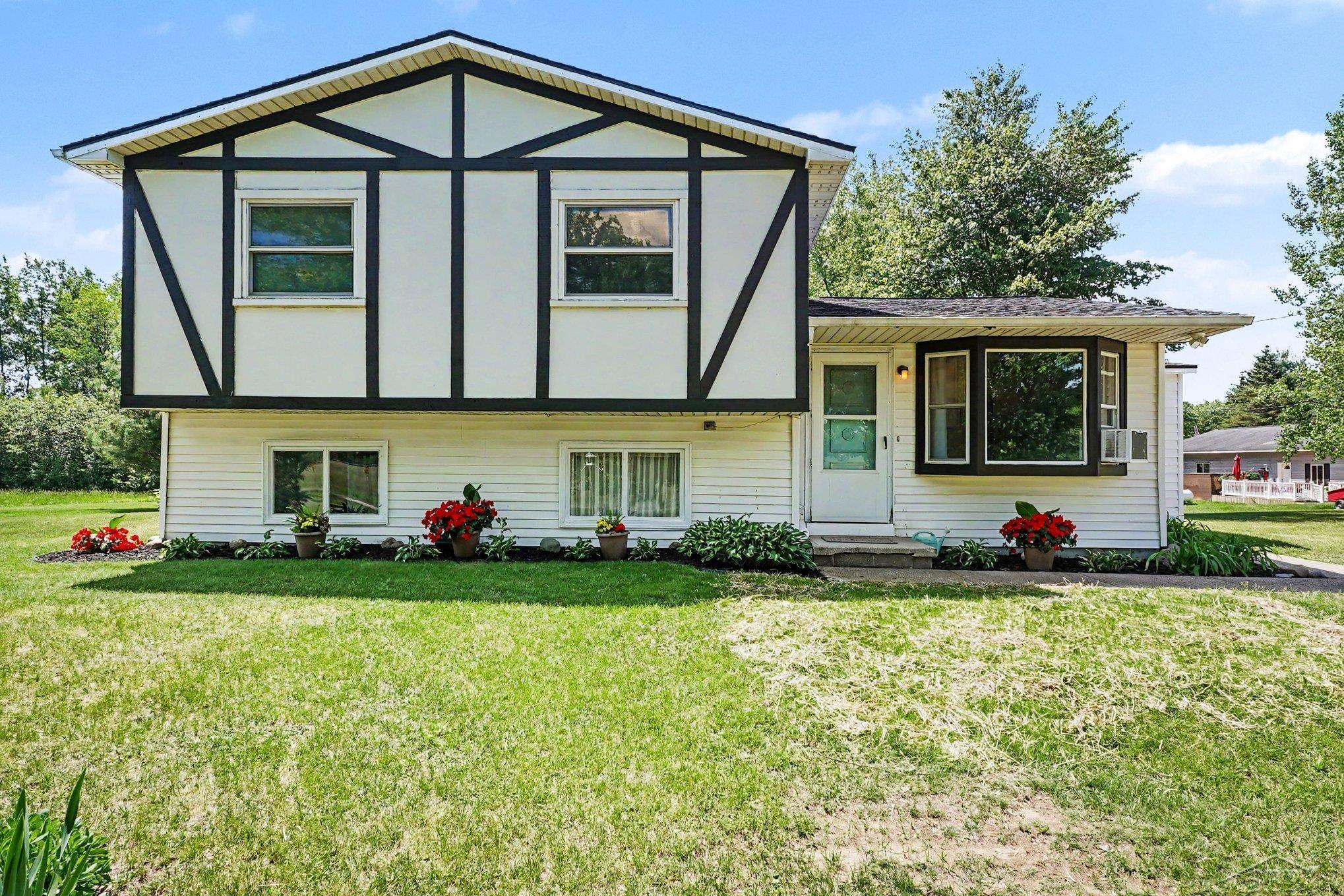 2424 East Shaffer Road Midland, MI 48642 - Photo 1 of 33