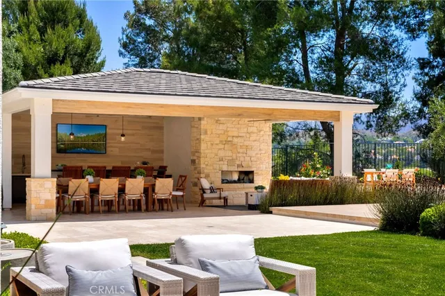 a view of a house with backyard