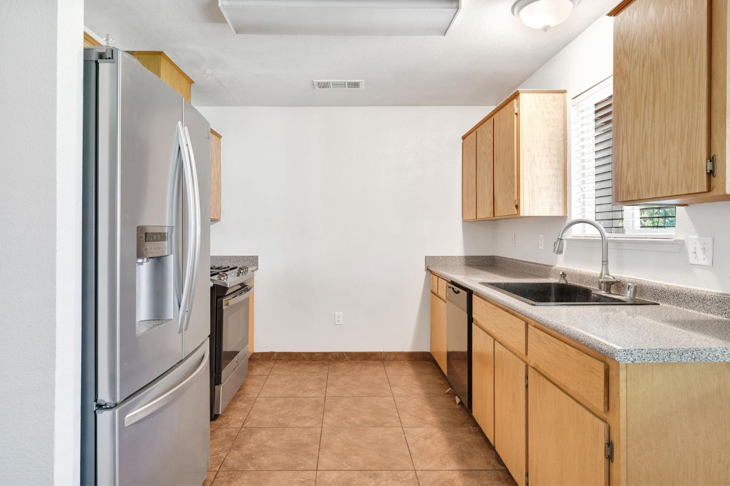 1350 East Jefferson Circle Reedley, CA 93654 - Photo 13 of 31