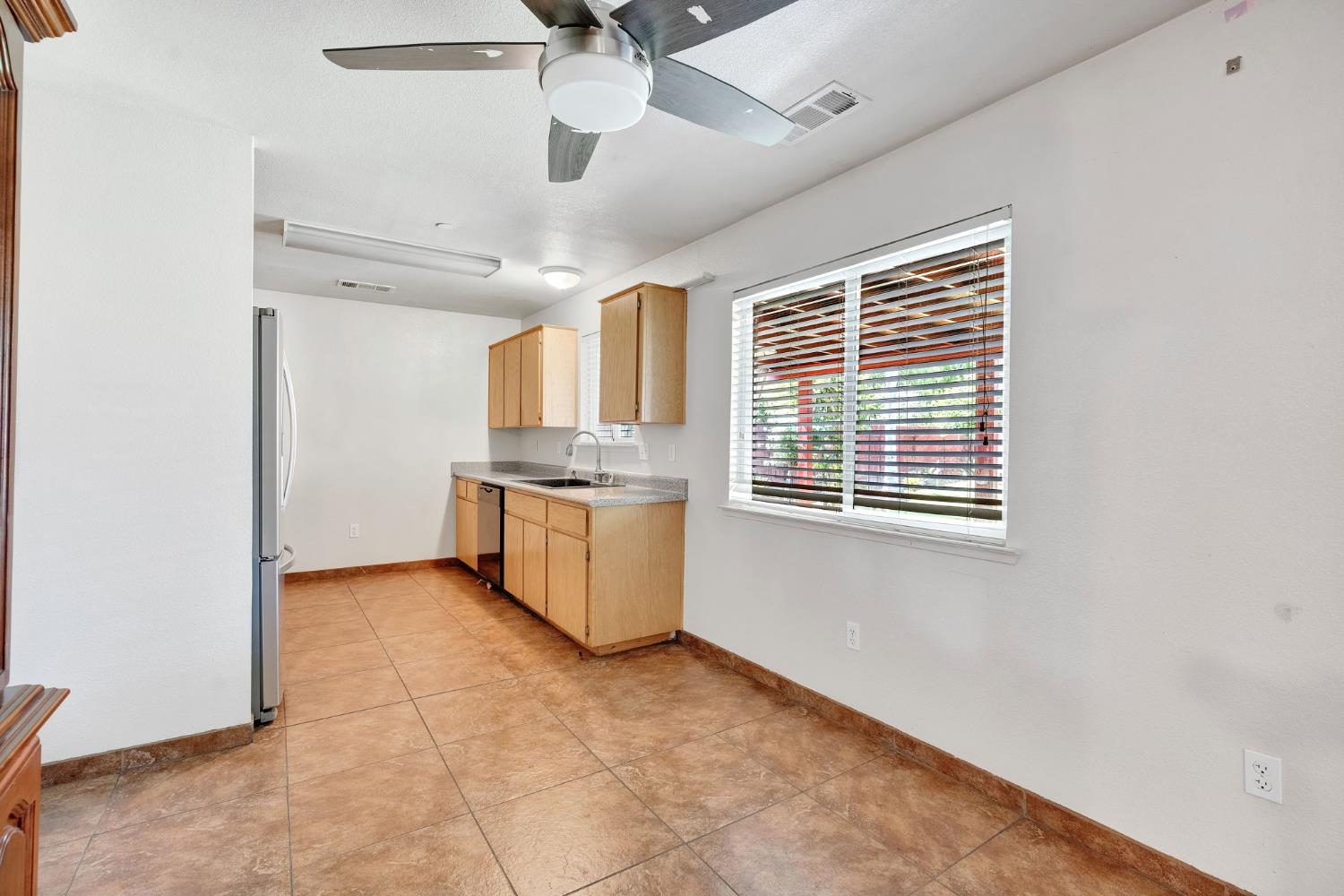 1350 East Jefferson Circle Reedley, CA 93654 - Photo 10 of 31