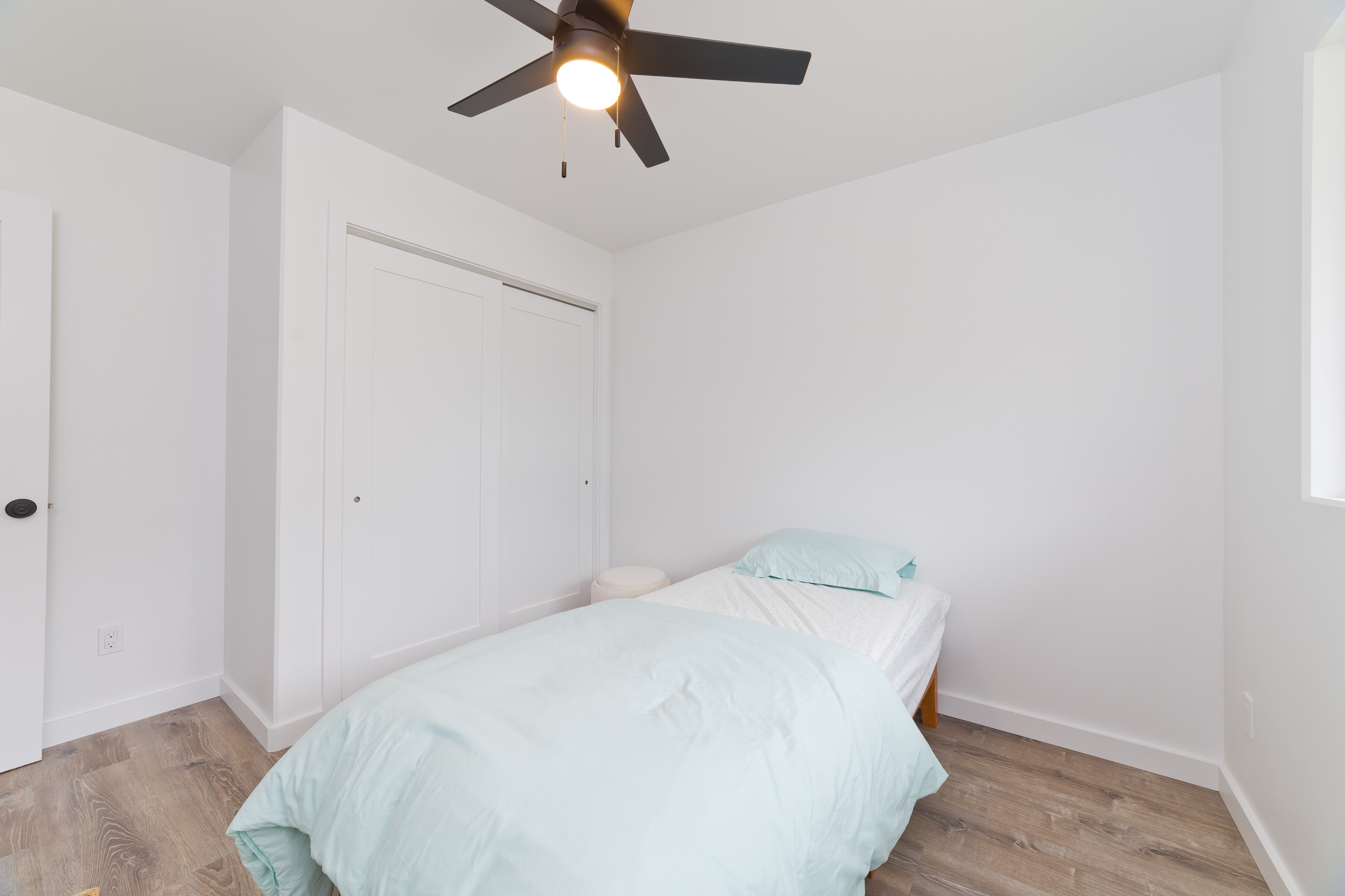 99-2016 Pukeawe Circle Volcano, HI 96785 - Photo 16 of 28 a bed room with a bed and a chandelier