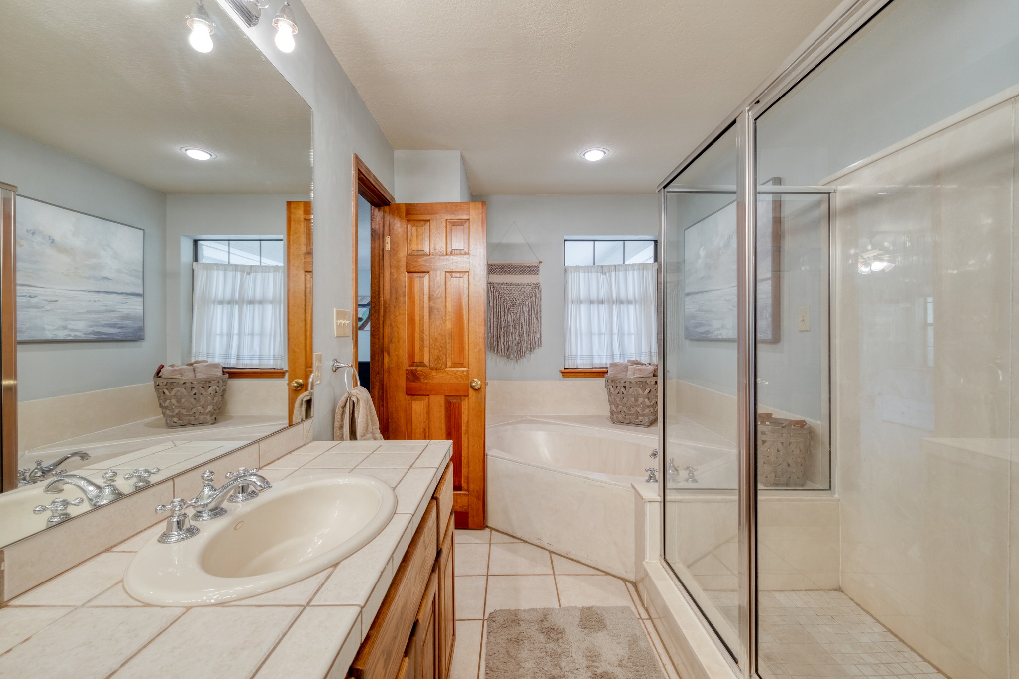 202 Ridgewood Drive Georgetown, TX 78628 - Photo 24 of 40 a spacious bathroom with a tub sink and mirror