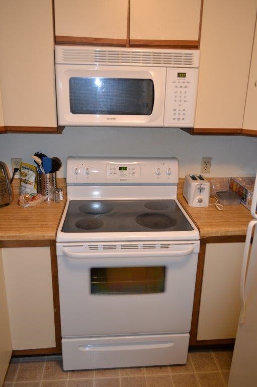 1372 Hunters Road, Unit B Harrisonburg, VA 22801 - Photo 8 of 22 a stove top oven sitting inside of a kitchen