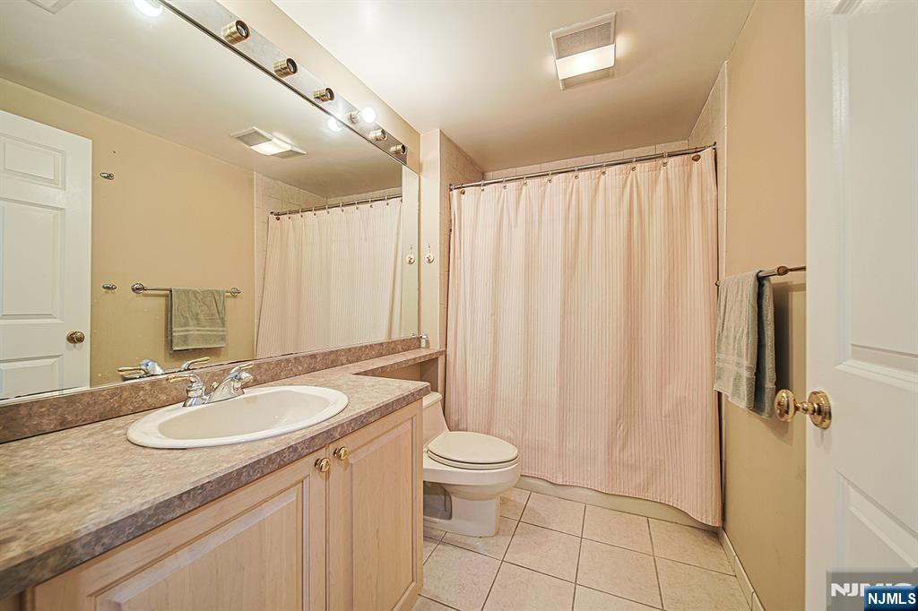 306 Smith Court, Unit R306 Edgewater, NJ 07020 - Photo 22 of 33