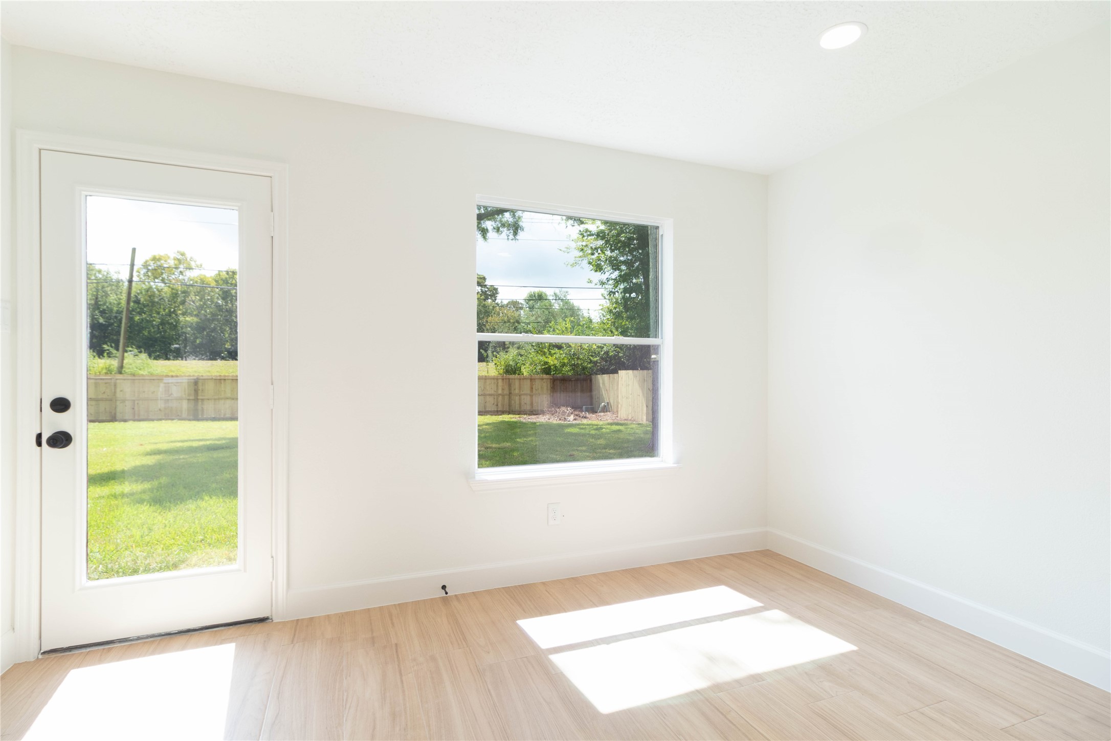 415 Binnacle Way Crosby, TX 77532 - Photo 14 of 50 an empty room with a window