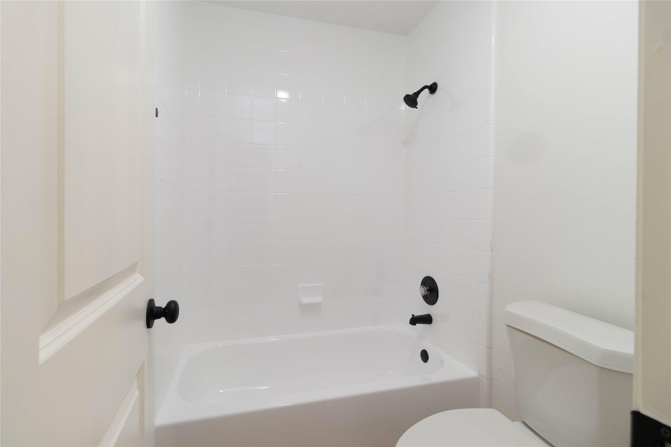 415 Binnacle Way Crosby, TX 77532 - Photo 29 of 50 a bathroom with a bathtub and a toilet
