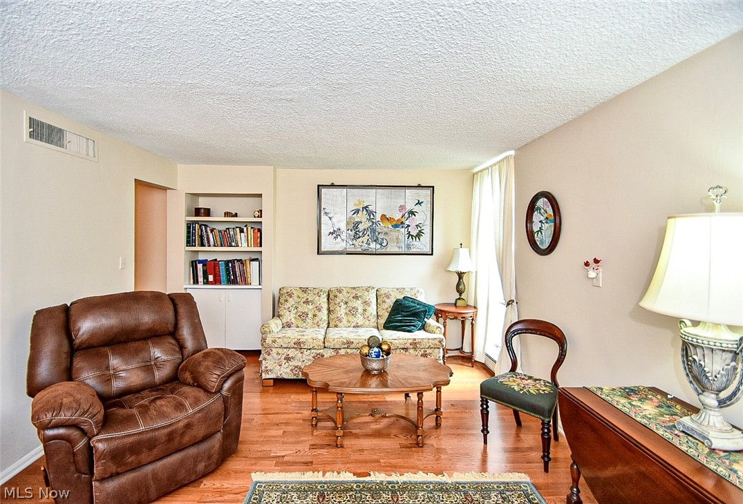 2385 Covington Road, Unit 104 Akron, OH 44313 - Photo 4 of 23 Living room with Built-ins'
