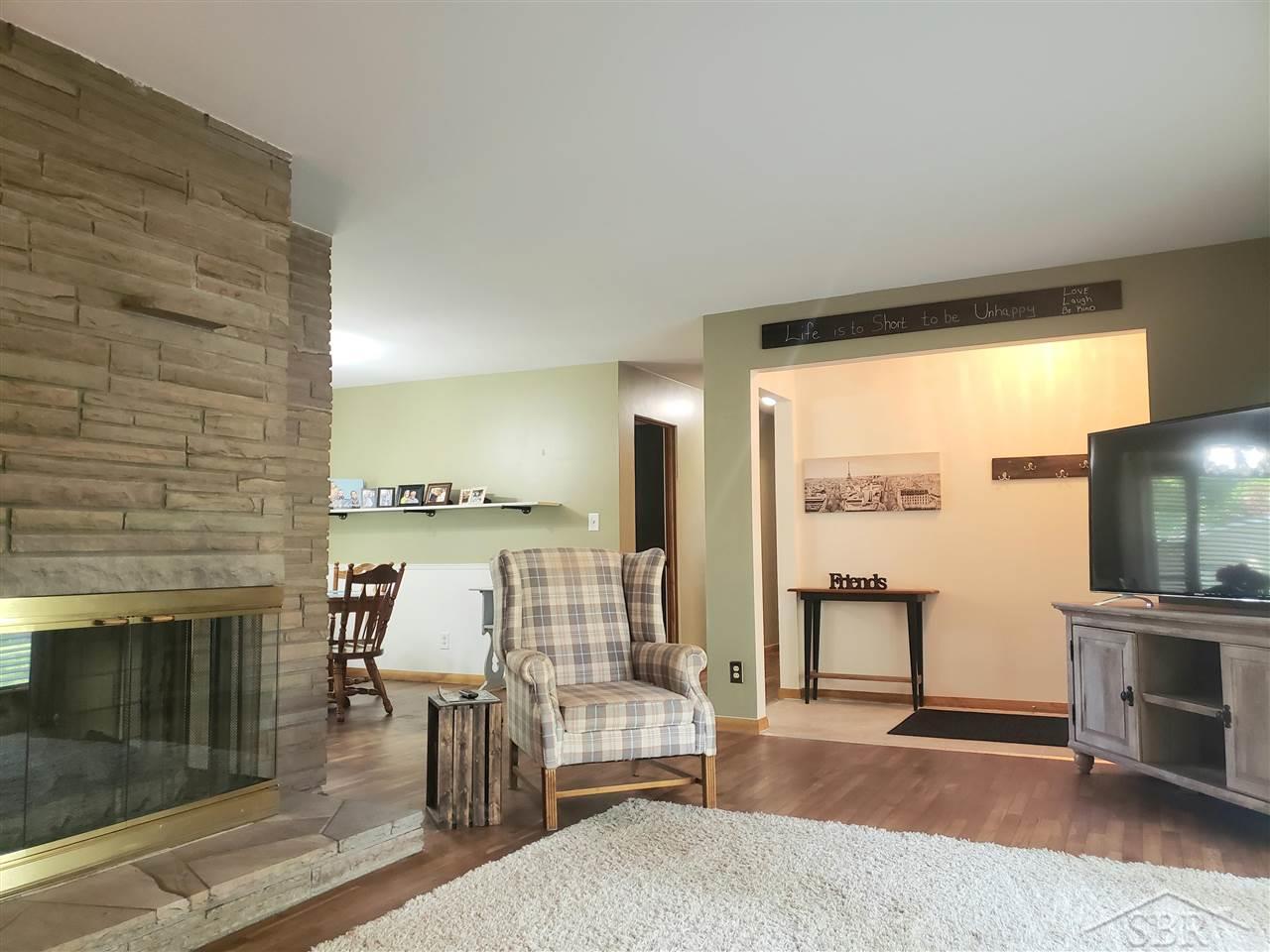 1316 Riser Drive Saginaw, MI 48638 - Photo 6 of 27 Living Room