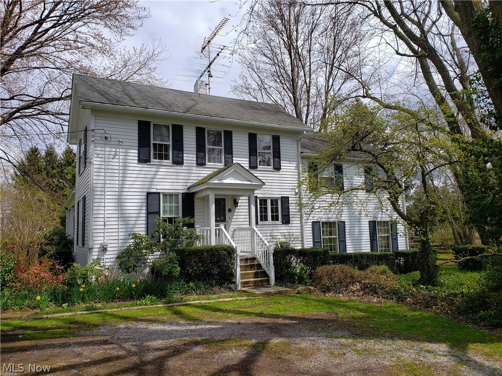 Side entrance into kitchen along driveway.