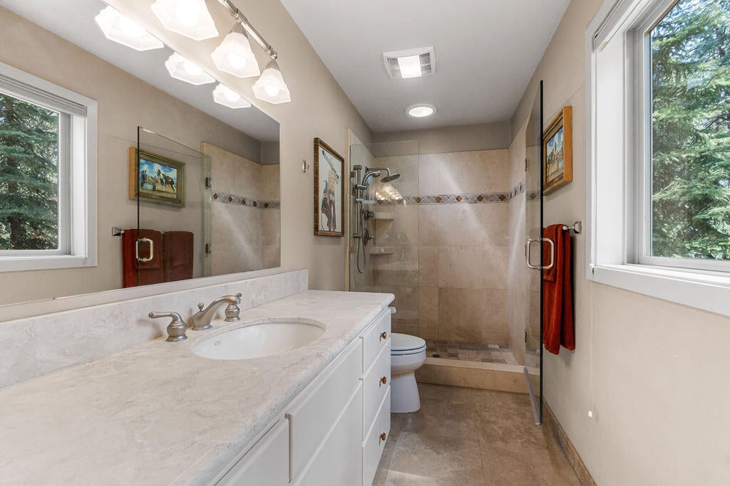 69660 Omaha Road Sisters, OR 97759 - Photo 14 of 45 Master Suite w/ heated travertine floors.