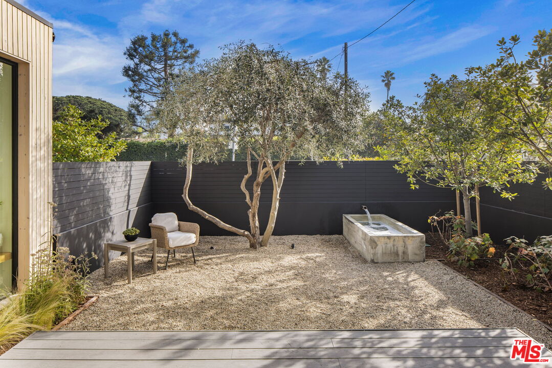 901 Flower Avenue Venice, CA 90291 - Photo 15 of 48 a view of a chairs and table in backyard
