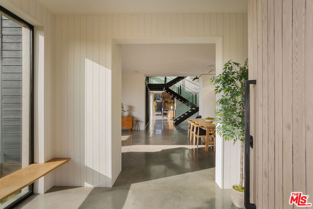 901 Flower Avenue Venice, CA 90291 - Photo 2 of 16