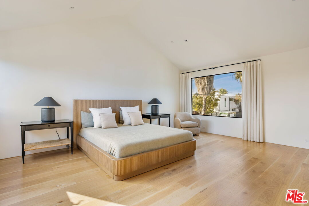 901 Flower Avenue Venice, CA 90291 - Photo 24 of 48 a bedroom with a large bed and a painting on the wall