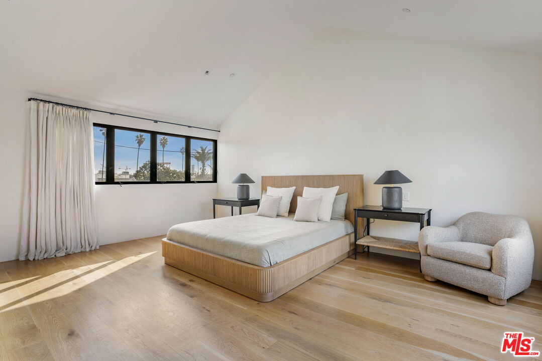 901 Flower Avenue Venice, CA 90291 - Photo 25 of 48 a bedroom with a bed and a couch