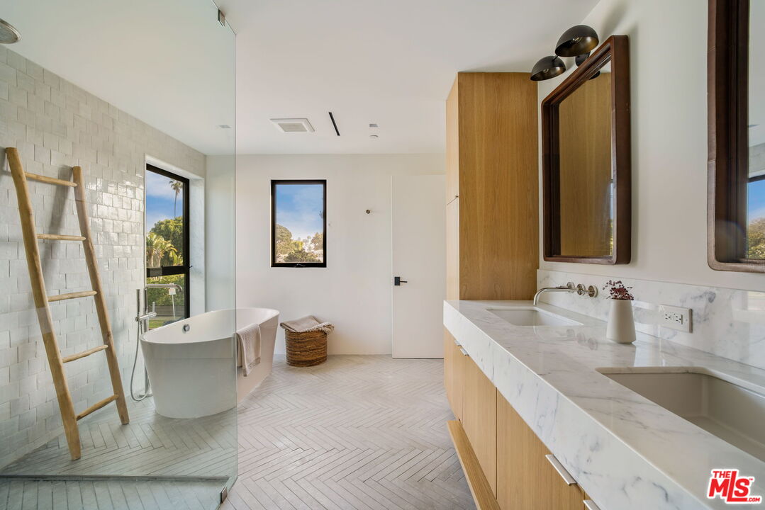 901 Flower Avenue Venice, CA 90291 - Photo 27 of 48 a bathroom with double vanity and a bathtub