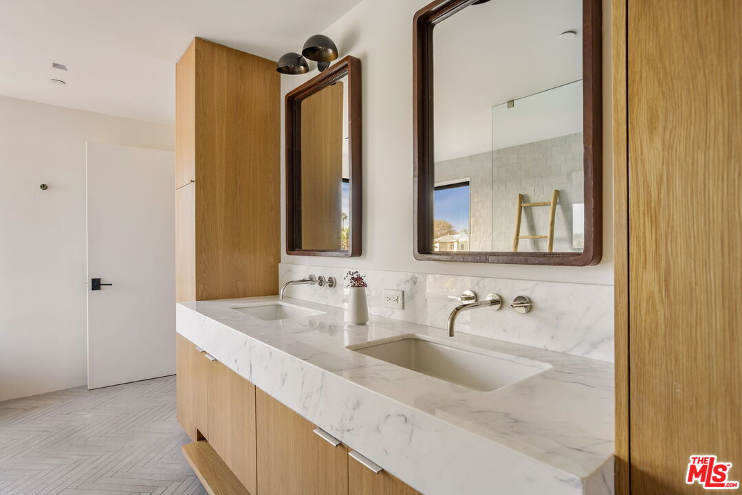 901 Flower Avenue Venice, CA 90291 - Photo 29 of 48