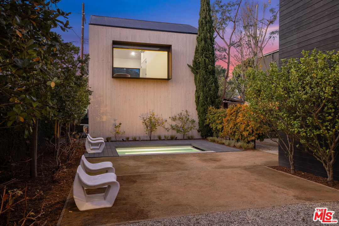 901 Flower Avenue Venice, CA 90291 - Photo 44 of 48 a backyard of a house with lots of green space