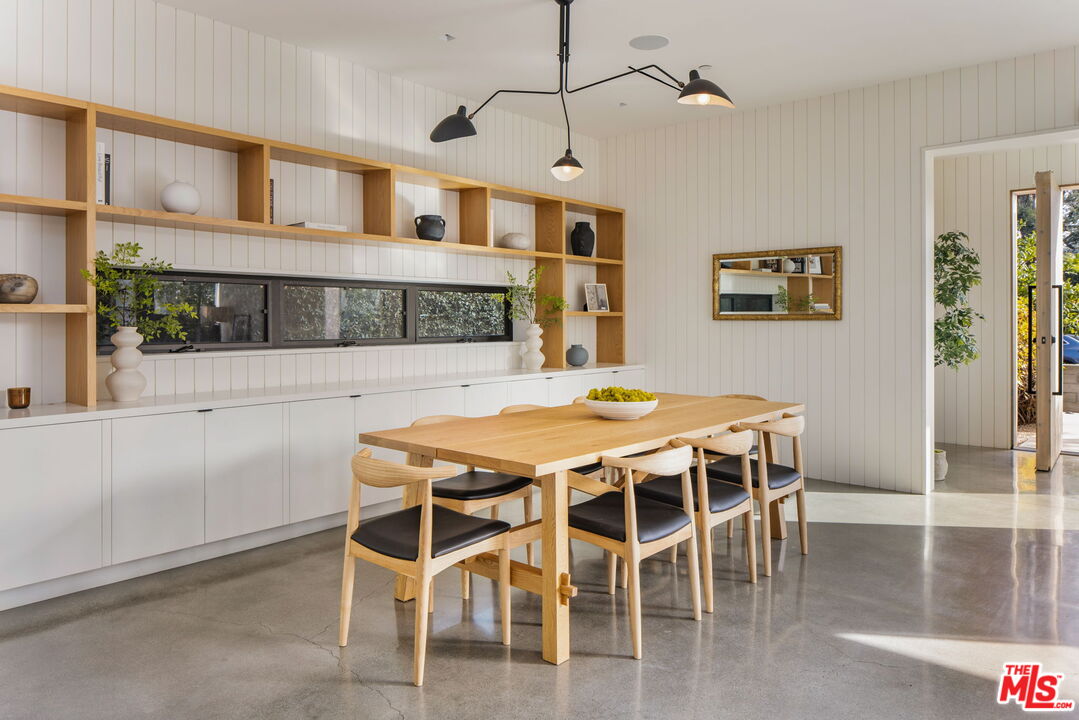 901 Flower Avenue Venice, CA 90291 - Photo 5 of 48 a dinning table and chairs in a room