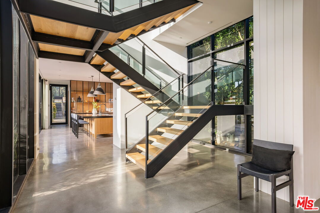 901 Flower Avenue Venice, CA 90291 - Photo 10 of 48 a view of entryway and hall