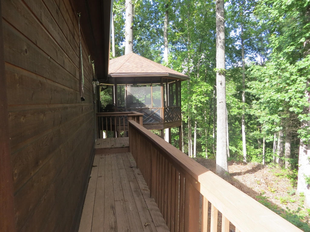 6645 Raintree Road Roanoke, VA 24018 - Photo 10 of 34 WALK WAY TO SIDE DECK