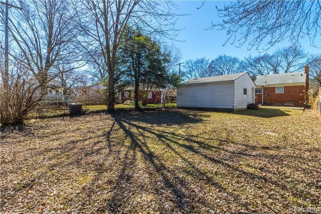 2445 W Point Dearborn, MI 48124 - Photo 12 of 32
