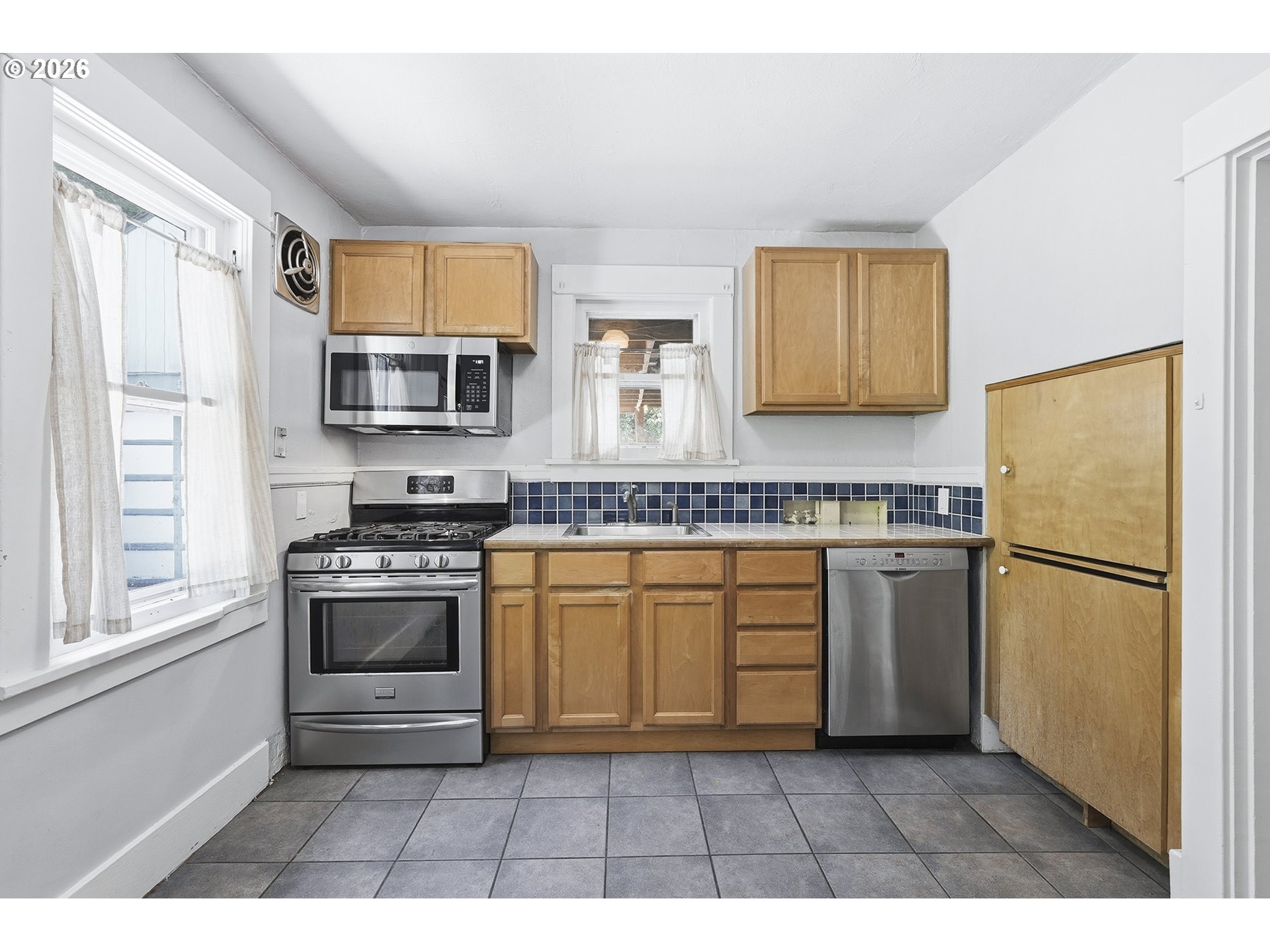 7464 Southwest 53rd Avenue Portland, OR 97219 - Photo 11 of 32