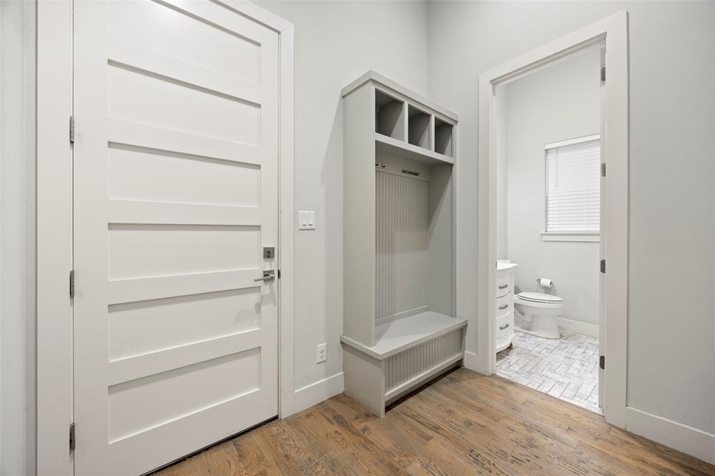 2009 North Prairie Avenue, Unit 2009 Dallas, TX 75204 - Photo 8 of 40 Mud room near the garage