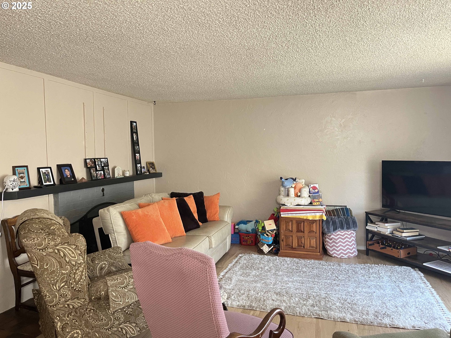 2215 24th Street Florence, OR 97439 - Photo 8 of 31 a living room with furniture and a flat screen tv