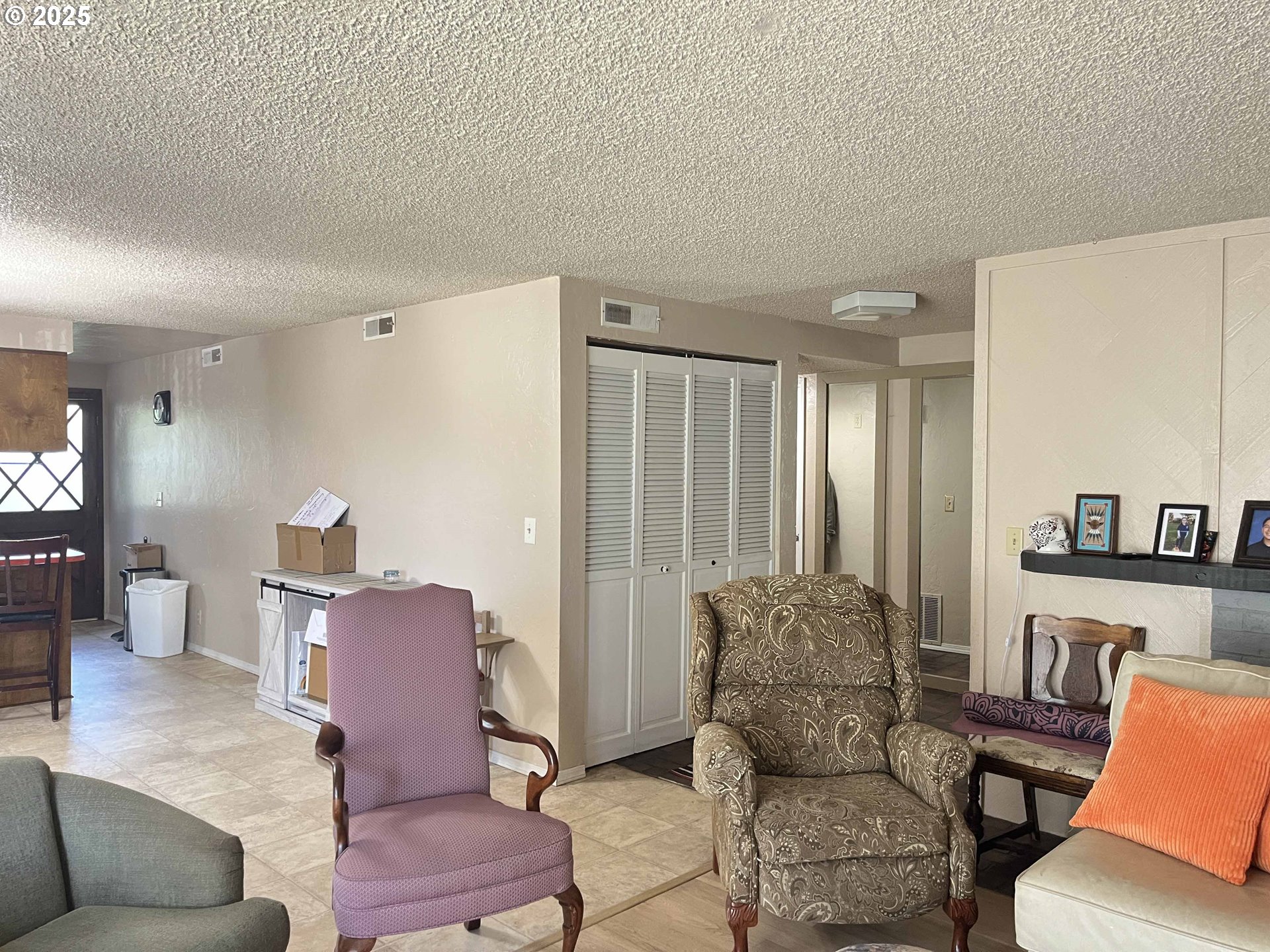 2215 24th Street Florence, OR 97439 - Photo 9 of 31 a living room with furniture and a lamp
