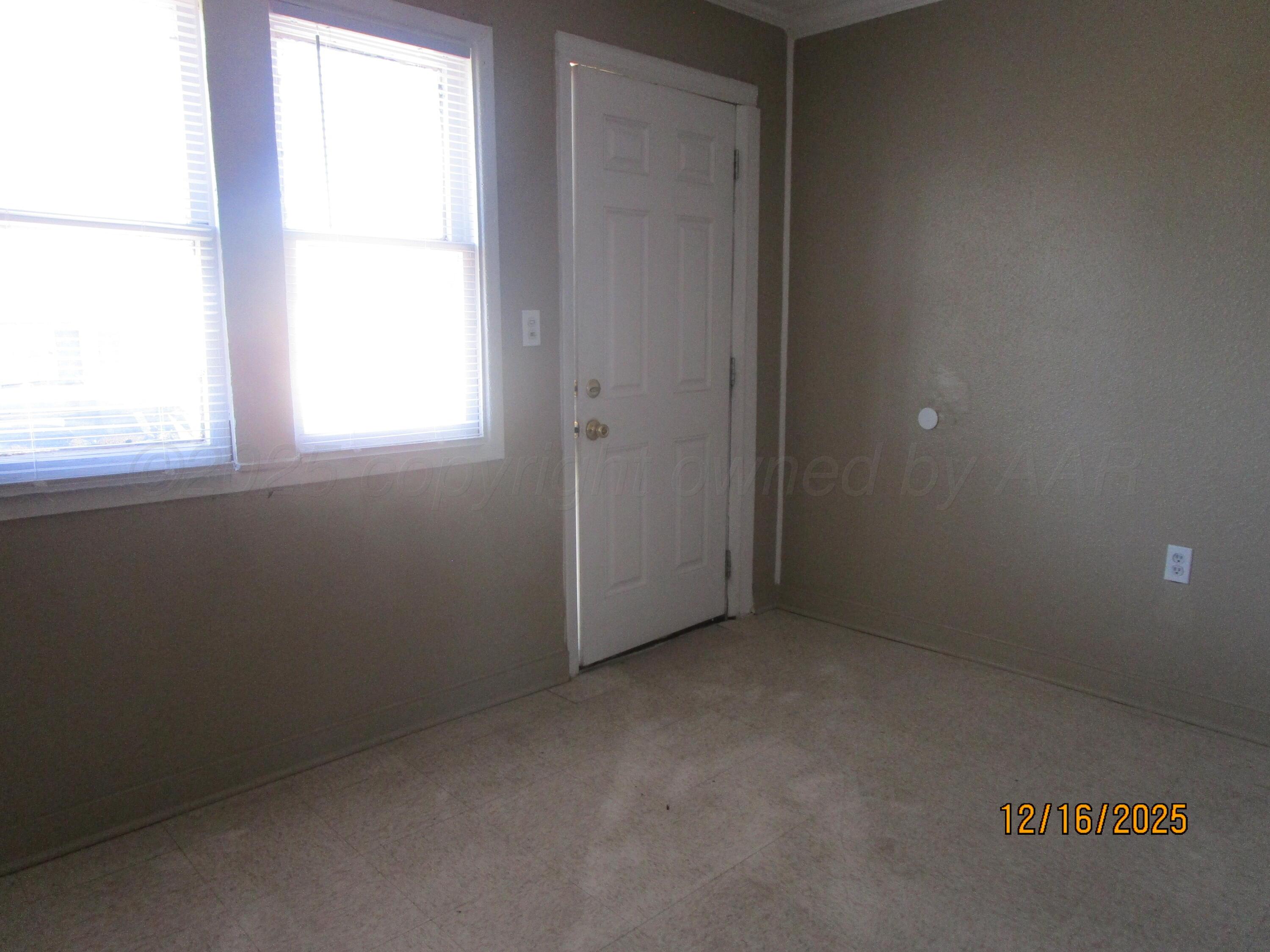 607 West Wilson Street, Unit 3 Borger, TX 79007 - Photo 2 of 6 an empty room with a window
