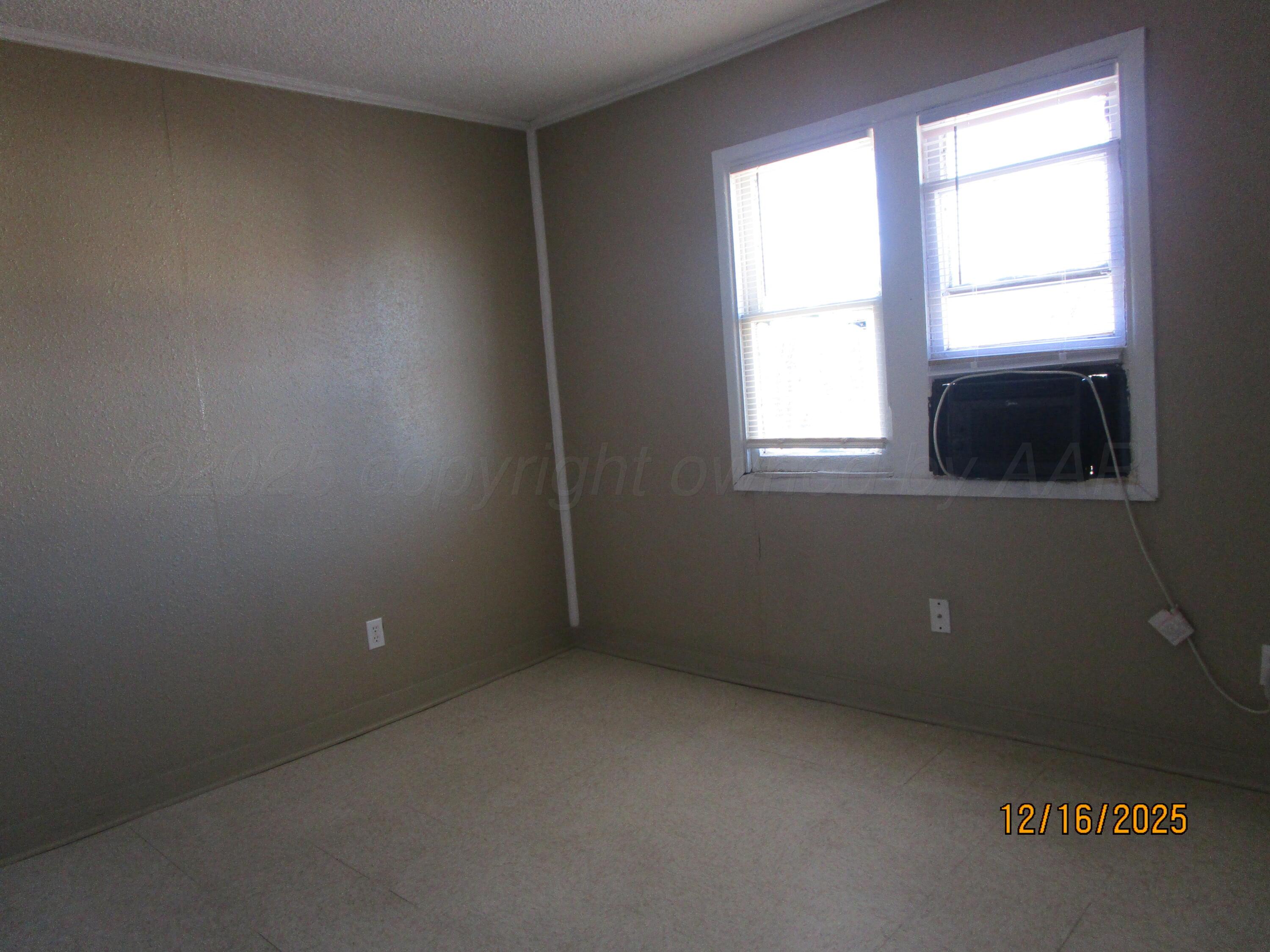 607 West Wilson Street, Unit 3 Borger, TX 79007 - Photo 4 of 6 an empty room with a window
