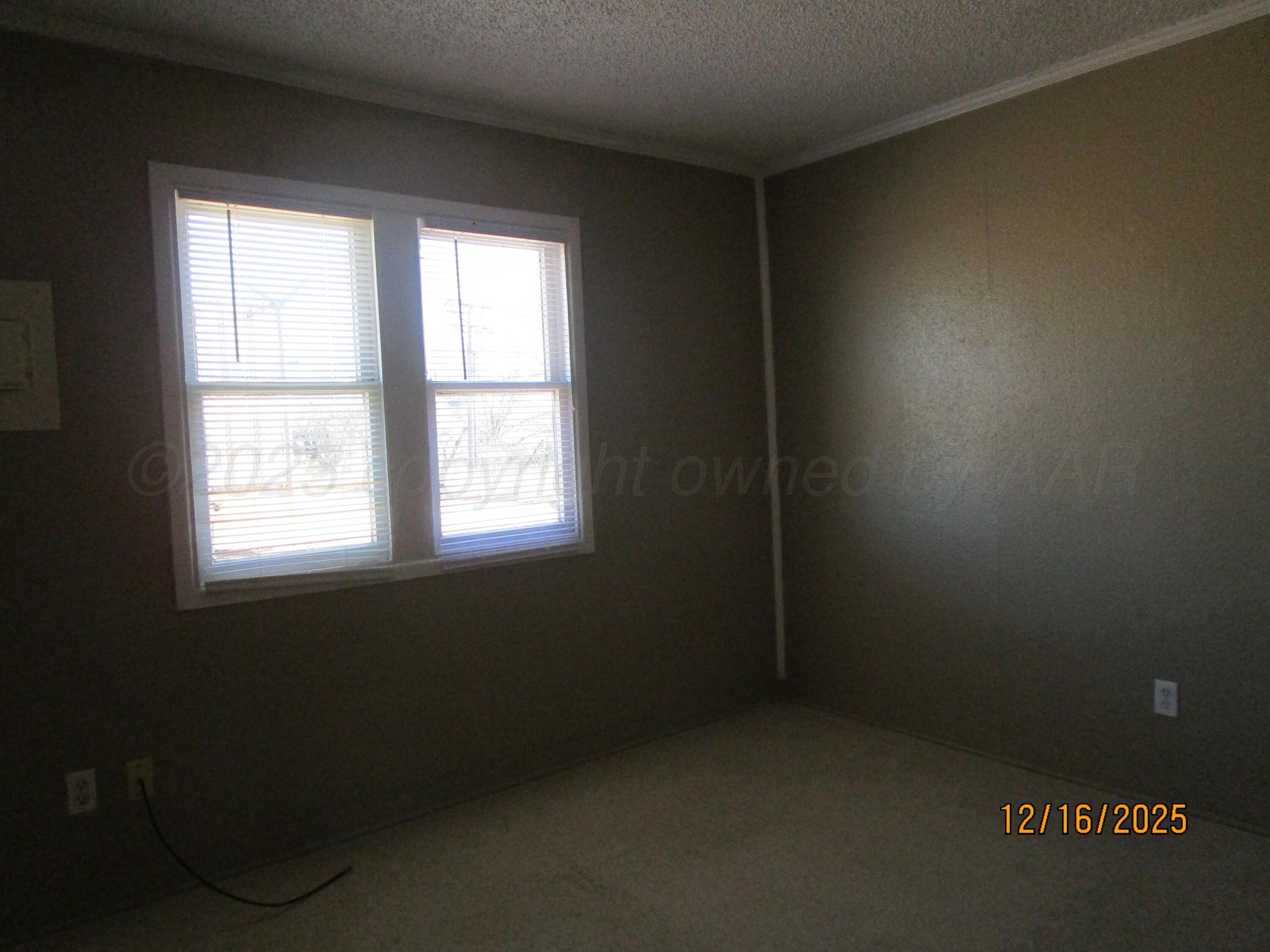 607 West Wilson Street, Unit 3 Borger, TX 79007 - Photo 5 of 6 an empty room with a window