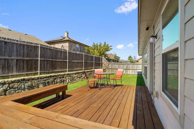 a view of sitting area with furniture