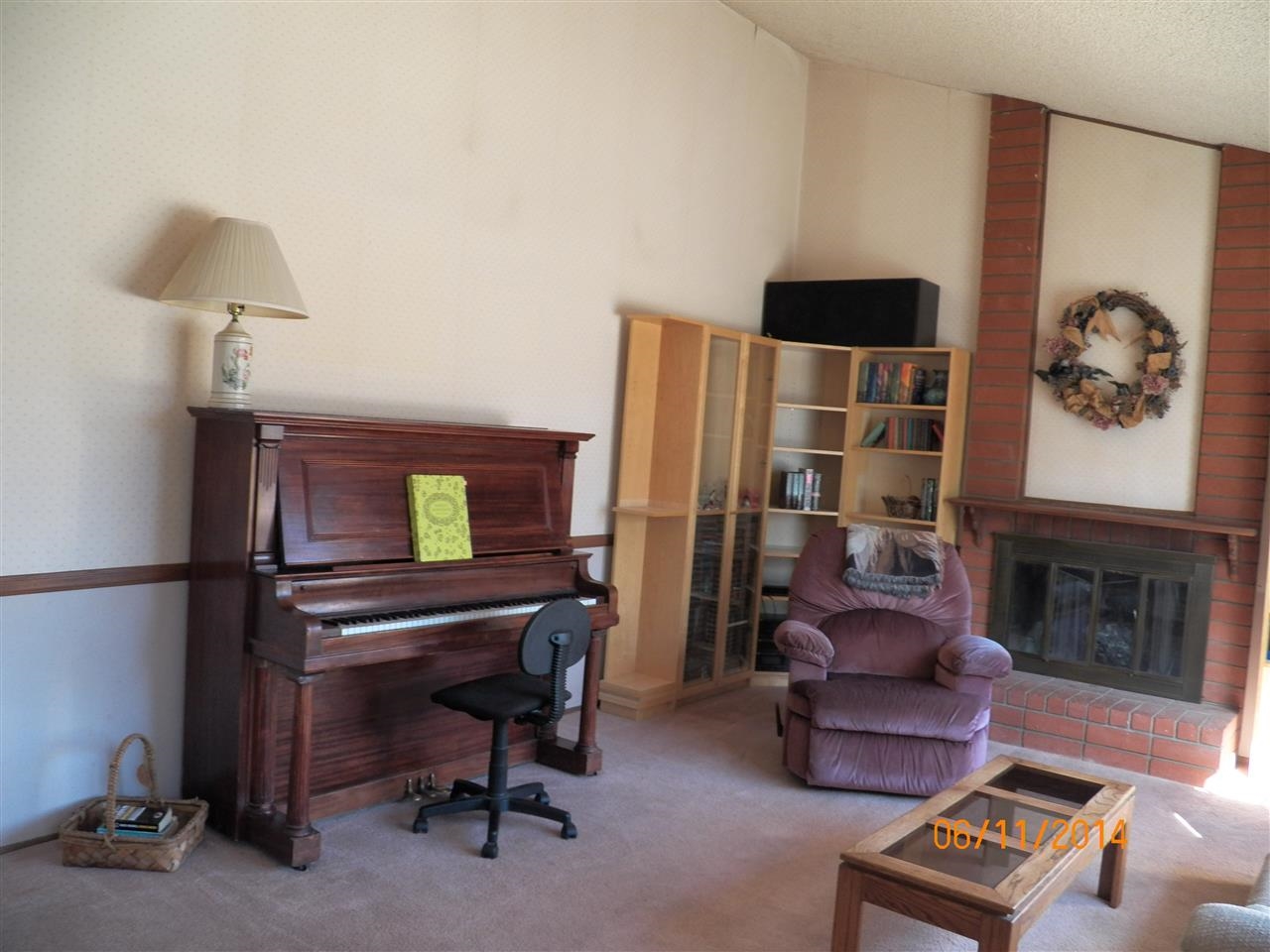 24952 Pappas Road Ramona, CA 92065 - Photo 3 of 21 Vaulted Ceilings and fireplace!