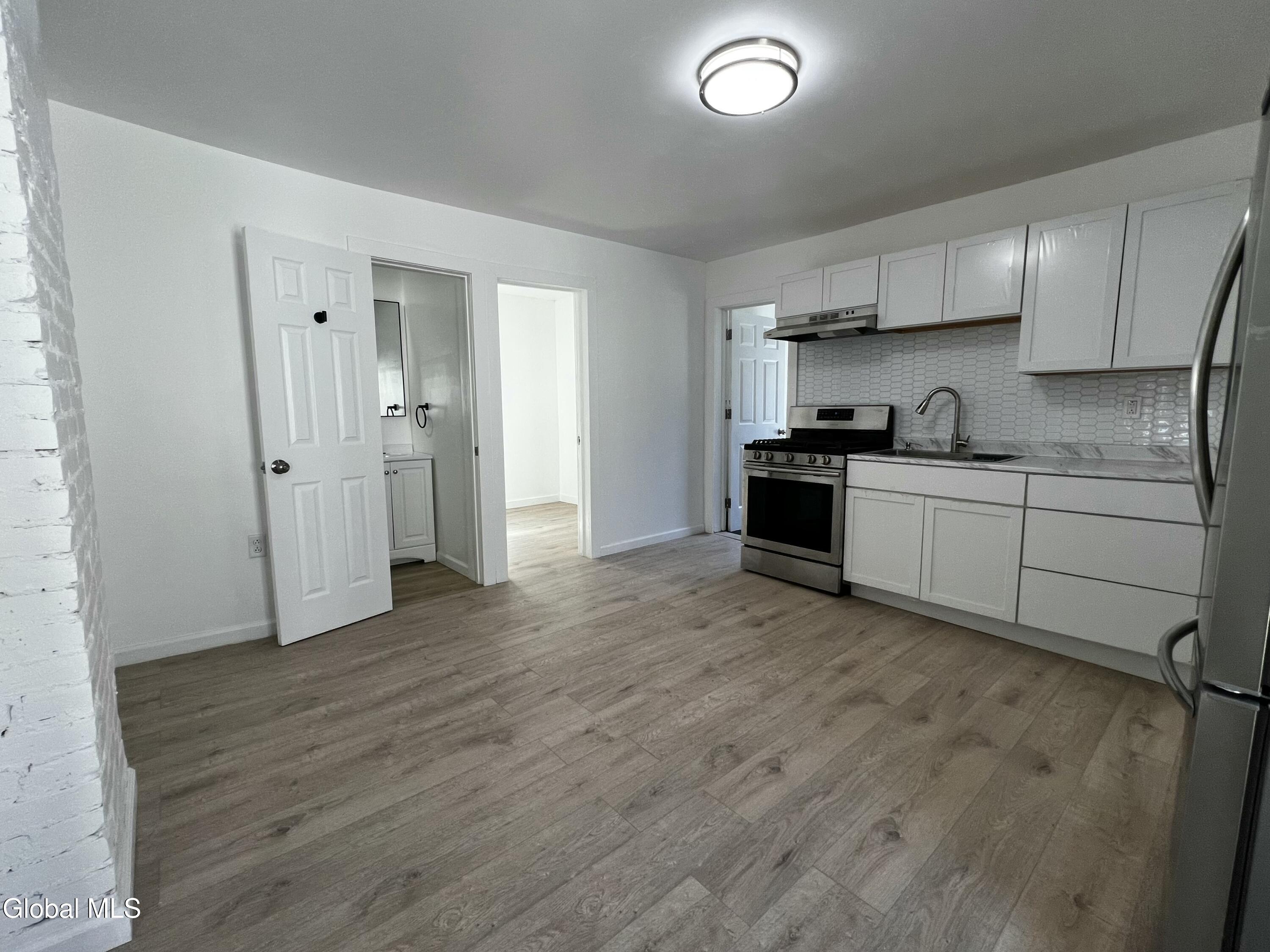 21 Grove Place, Unit 2 Schenectady, NY 12307 - Photo 8 of 27 IMG_0941