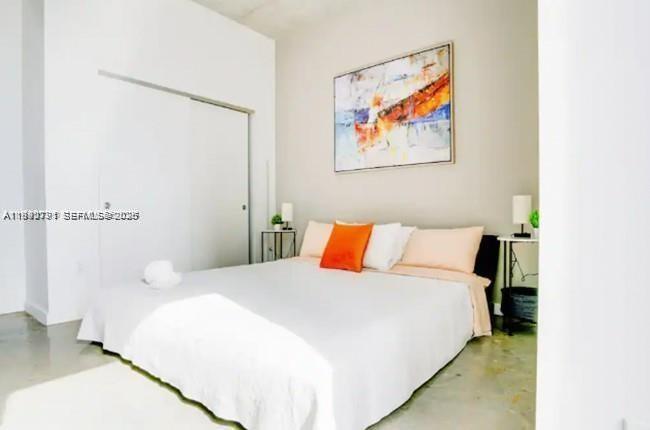 151 Southeast 1st Street, Unit 3111 Miami, FL 33131 - Photo 13 of 35 a bedroom with a bed and a painting on the wall