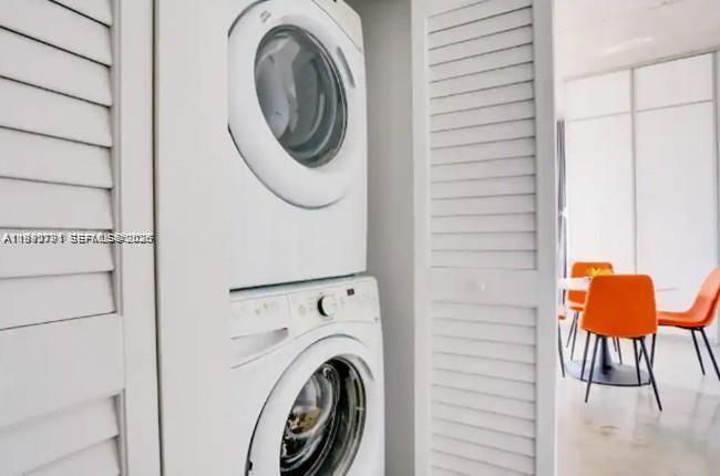 151 Southeast 1st Street, Unit 3111 Miami, FL 33131 - Photo 9 of 35 a utility room with dryer and washer